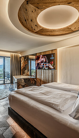 Juniorsuite Kuschelnest mit Ausblick Juniorsuite Kuschelnest im Hotel Winzer mit Doppelbett, Whirlpool und Balkon mit Blick ins Grüne
