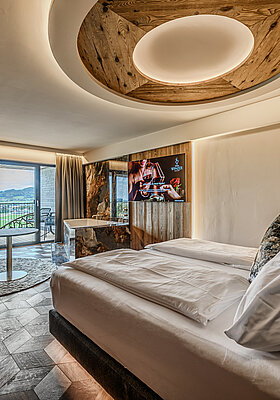 Kuschelnest Junior Suite with a View Kuschelnest Junior Suite at Hotel Winzer with double bed, whirlpool bath and balcony overlooking the surrounding countryside