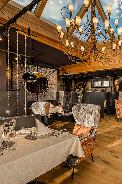 Stimmungsvoller Restaurantbereich im Adults Only Hotel Winzer