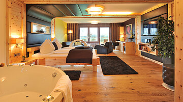 Harmonie Suite with a hot tub at the Adults Only Hideaway Hotel Winzer