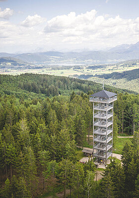 Aussichtsturm mit Blick über die Landschaft der Region Attersee-Attergau