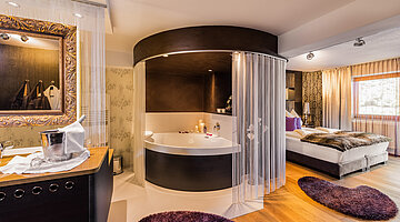 Bathroom in the Glamourstyle double room at the Kuschelhotel Winzer