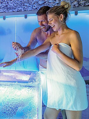 A couple in the Ice Room at the Edelstein Spa in the Wellnesshotel Winzer