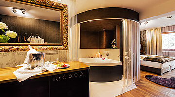 Glamour-style double room with a spa bath at the Hotel Winzer