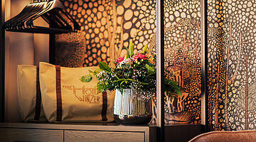Fresh roses in the Spa double room at the Kuschelhotel Winzer