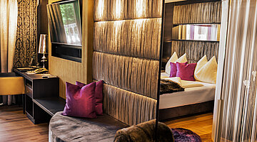 Glamour-style double room with a hot tub at the Kuschelhotel Winzer