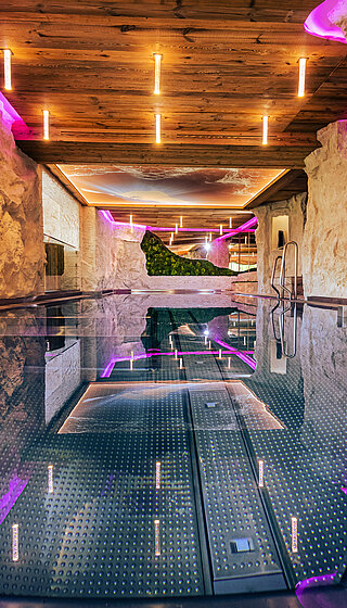 Indoor swimming pool at the Edelstein Spa at the Wellnesshotel Winzer in Upper Austria