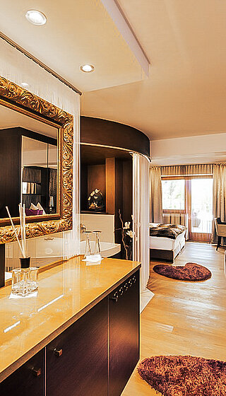 Glamour-style double room with a hot tub at the Kuschelhotel Winzer