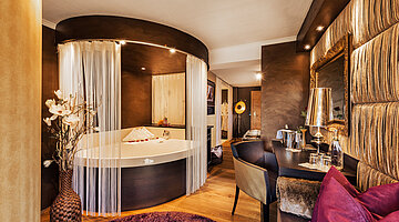 Bathroom in the Glamourstyle double room at the Kuschelhotel Winzer