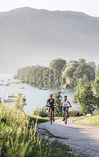 A couple enjoy a bike ride in the Attersee-Attergau region
