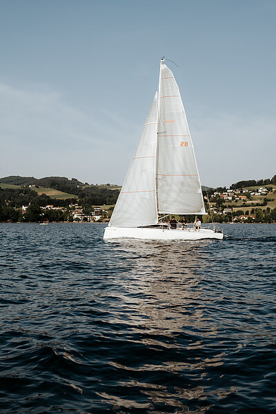 Segelschiff im Attersee an einem Sommertag