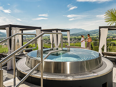 Paar genießt den Whirlpool auf dem Sonnendeck im Hotel Winzer