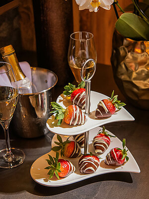 Chocolate-covered strawberries: a romantic treat at the Wellness Kuschelhotel Winzer
