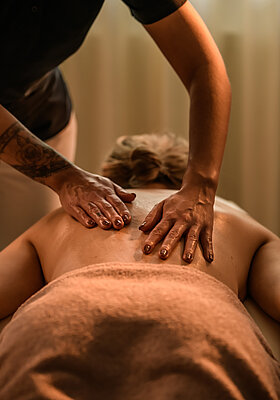 A relaxing back massage in the beauty area of the Wellnesshotel Winzer