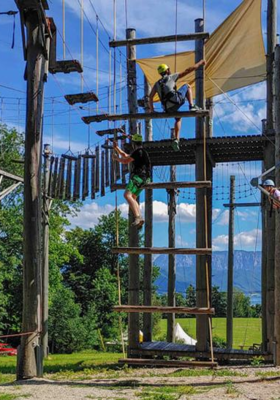 Kletterer im Hochseilgarten Attergau