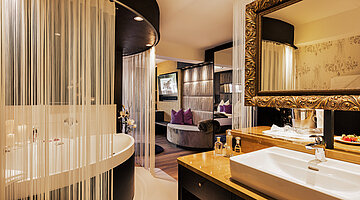 Bathroom in the Glamourstyle double room at the Kuschelhotel Winzer