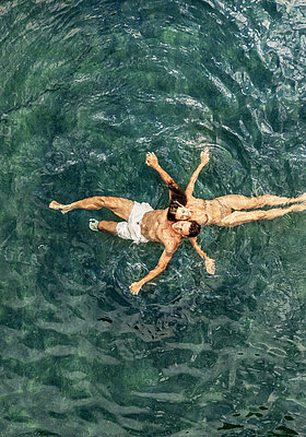 Paar im Wasser des Naturpools im Wellnesshotel Winzer