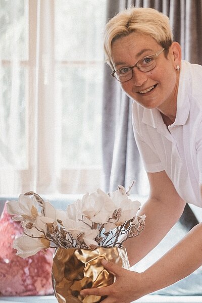 Heute stellen wir euch unsere liebe Christiane vor! Christiane leitet unser Housekeeping-Team und sorgt dafür, dass jedes Zimmer für unsere Gäste blitzblank und einladend ist.
