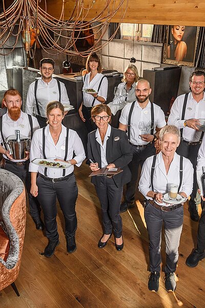 Unser Service-Team – die wahren Helden hinter jedem Lächeln! Mit viel Herz und Engagement sorgen sie dafür, dass sich jeder Besuch bei uns besonders anfühlt.